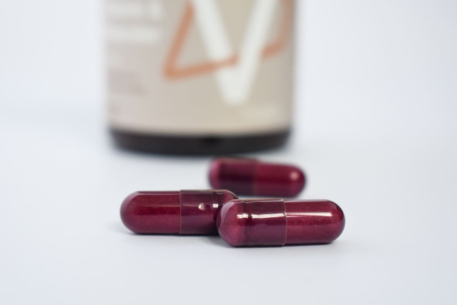 Realistická fotografia: vyvážené raňajky a plán denného dopĺňania živín pre prevenciu nedostatkov
